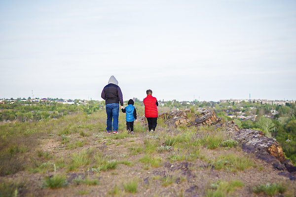 포토 JPG 해외이미지 나무 어린이 벽 여행 자연 하늘 산 풍경 소년 야외 세명 초록색 파란색 뷰티 탑 바위 도시 성 숲 언덕 천연기념물 내추럴 옛날 전국 해외202310 해외포토 식물 건축물 남자 컬러 사람 돌_바위 생태계 파일형식