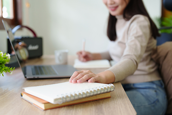 포토 JPG 해외이미지 학생 웰빙 교육 거실 비즈니스 통신 창문 청소년 휴식 아파트 주택 한명 앉기 성인 10대 책 가로 노트북 학습 컴퓨터 소파 독서 연필 다이어리 공책 고요 터치 추위 잡기 작업 명상 교과서 대학교 심플 문학 긴장 북마크 조언 필기체 네트워킹 해외202310 해외포토 문자 1 감정 컨셉 의자 학교 모션 문구용품 학용품 교재 사람 건물 전자제품 필기구 사무용품 네트워크 파일형식
