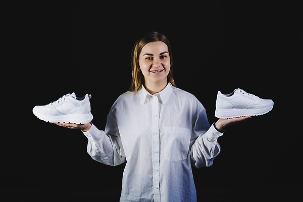 포토 JPG 해외이미지 백인 라이프스타일 손 디자인 옷 여자 스포츠 백그라운드 신발 발 아이디어 건강 한명 사람 여름 쇼핑 달리기 조깅 운동 뷰티 유행 수확 표현 시원함 연습 스니커즈 질감 냄새 캔버스 진흙 불쾌함 악취 나쁜 양발 힘듦 스타일 유일 해외202310 해외포토 서양인 1 계절 감정 운동화 컨셉 농업 모션 생활 신체부위 파일형식