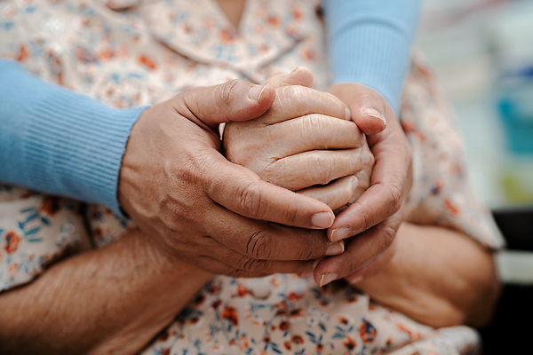 포토 JPG 해외이미지 손 여자 노년 행복 할머니 가족 주택 함께함 건강 병원 사랑 미소 사람 동양인 성인 사람없음 건강관리 희망 환자 간호사 의사 잡기 도움 질병 은퇴 간호 서비스 방문 장애 돌봄 옛날 조언 지원 헬프 해외202310 해외포토 감정 컨셉 의학 관계 모션 표정 관리 인종 건물 신체부위 의료진 파일형식