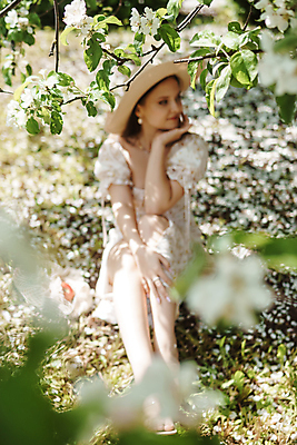 포토 JPG 해외이미지 전신 공원 여자 꽃 잎 목걸이 한명 앉기 성인 야외 아웃포커스 귀걸이 봄 소프트포커스 밀짚모자 쉬폰원피스 성인여자한명만 해외202310 해외포토 식물 모자_잡화 1 계절 원피스 공공시설 장신구 모션 촬영기법 사람 여자한명만 성인여자만 파일형식