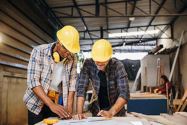 포토 JPG 해외이미지 직업 디자인 산업 종이 가구 비즈니스 공장 협력 설계 노동자 아이디어 직장 대화 사람 동양인 목재 세명 강사 업무 작업 작업실 계획 헬멧 건축가 토론 목수 동료 그림 반죽 목공예 청사진 주인 수공예 DIY 건축업자 수목 프로젝트 연습생 견습생 해외202310 해외포토 나무 건축 생활용품 컨셉 회사 재료 공업 관계 말하기 인종 취미 보호장비 공예 연습 파일형식