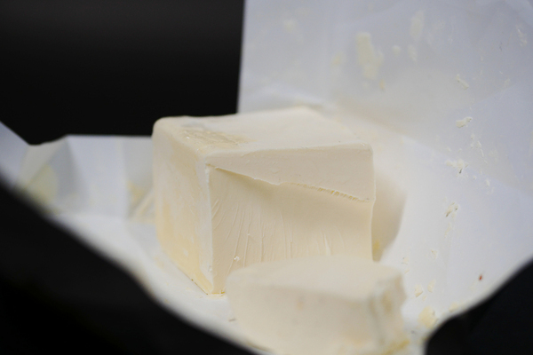 포토 JPG 해외이미지 종이 음식 사람없음 노란색 블록 우유 시골 기름 자르기 준비 싱글 슬라이스 칼로리 버터 해로움 해외202310 해외포토 컬러 컨셉 모션 유제품 파일형식