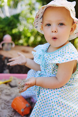 포토 JPG 해외이미지 응시 원피스 한명 상반신 옆모습 귀여움 신생아 모래놀이 여자아기한명만 해외202310 해외포토 1 시선 옷 모래 뷰포인트 컨셉 놀이 사람 아기 여자한명만 여자아기만 파일형식