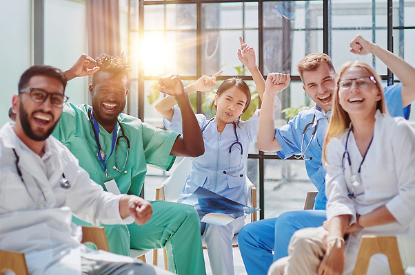 포토 JPG 해외이미지 직업 라이프스타일 손 남자 유니폼 성공 협력 함께함 실내 병원 서기 사람 인종 여러명 20대 성인 가로 컬러풀 건강관리 믿음 간호사 의사 축하 우승 작업 작업장 전문직 연결 종업원 동료 커뮤니티 남아프리카 돌봄 지원 통일 자극 해외202310 해외포토 옷 감정 산업 컬러 다수 컨셉 의학 관계 모션 아프리카 건강 관리 청년 내부 생활 신체부위 의료진 최고 파일형식