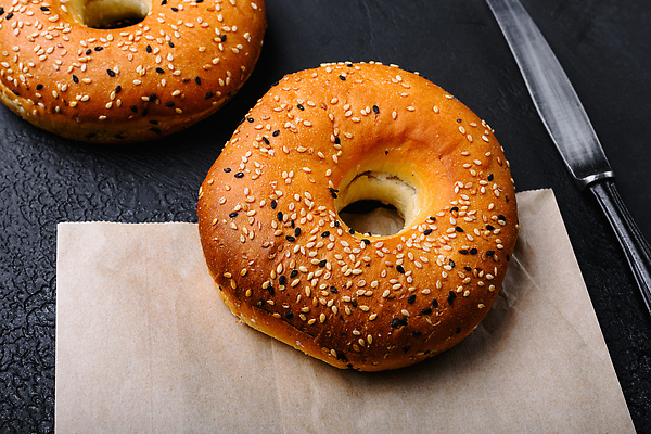 포토 JPG 해외이미지 검은배경 사람없음 종이봉투 나이프 냅킨 베이글 해외202310 해외포토 식기 빵 백그라운드 봉투 검은색 칼 파일형식