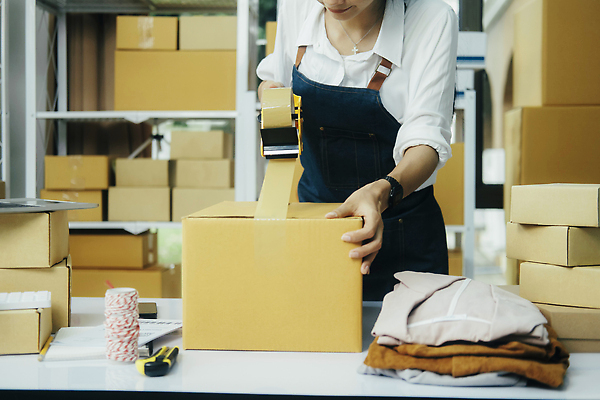 포토 JPG 해외이미지 옷 여자 실내 한명 동양인 상반신 성인 쌓기 잡기 택배 테이프 택배상자 박스포장 온라인쇼핑몰 성인여자한명만 해외202310 해외포토 1 포장 모션 문구용품 사람 인종 내부 상자 운송업 쇼핑몰 온라인 여자한명만 성인여자만 파일형식
