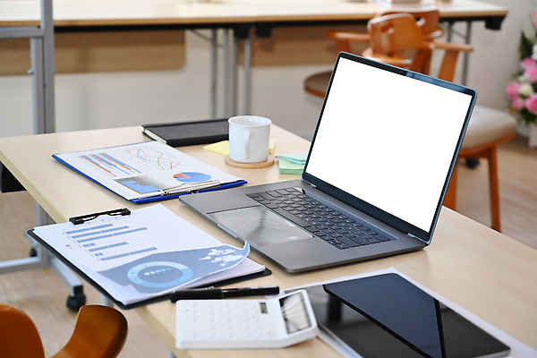 포토 JPG 해외이미지 의자 그래프 사람없음 노트북 태블릿 반사 펜 다이어리 자료 머그컵 계산기 컵받침 책상 포스트잇 서류판 목업 카피스페이스 해외202310 해외포토 가구 문구용품 컵 전자제품 스마트기기 필기구 사무용품 공백 장비 메모지 받침대 파일형식