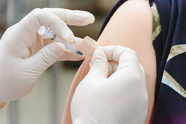 포토 JPG 해외이미지 직업 1 손 여자 아시아 얼굴 과학 태국 실내 건강 병원 주사기 사람 동양인 성인 사람없음 사무실 뷰티 약 고통 장비 환자 의사 흰색 업무 예방 주사약 백신 예방접종 코로나바이러스 해외202310 해외포토 감정 나라 컬러 비즈니스 의학 의료기기 인종 내부 신체부위 의료진 작업 바이러스 접종 파일형식