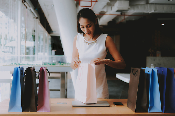 포토 JPG 해외이미지 라이프스타일 여자 행복 가방 한명 서기 동양인 쇼핑 기쁨 구매 고객 만족 쇼퍼홀릭 해외202310 해외포토 1 잡화 감정 모션 사람 인종 생활 파일형식