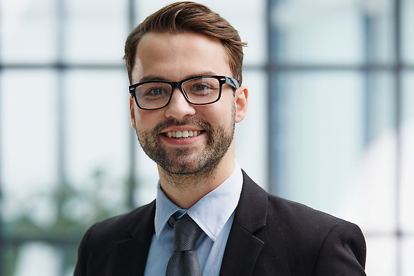 포토 JPG 해외이미지 스튜디오촬영 백인 모델 1 학생 응시 남자 행복 여유 얼굴 컨셉 셔츠 비즈니스 CEO 사업가 청소년 성공 한명 서기 미소 웃음 사람 정장 20대 성인 30대 기쁨 자유 흰색 비즈니스맨 자신감 우아함 대표 경영자 긍정 정중 스타일 해외202310 해외포토 서양인 직업 시선 옷 감정 컬러 상의 모션 실내 표정 청년 신체부위 장년 직장인 리더 파일형식