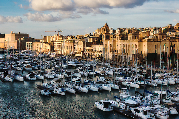 포토 JPG 해외이미지 구름 유럽 바다 시계 섬 여행 요트 건축양식 하늘 휴가 항해 안테나 사람없음 건물 물 여름 도시풍경 탑 항구 일몰 도시 보트 가장자리 고급 크루즈 지중해 포트 타운 스카이라인 드론 몰타섬 해외202310 해외포토 자연요소 건축물 계절 건축 나라 컨셉 배_교통 통신 교통시설 풍경 노을 둘레 몰타 파일형식