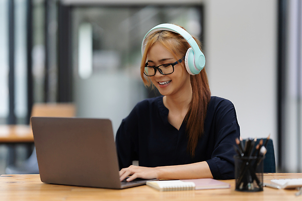 포토 JPG 해외이미지 직업 학생 물결 인터넷 회의 거리 함께함 실내 대화 한명 미소 웃음 동양인 노트북 스마트폰 소파 알약 스크린 우정 관찰 네트워크 그룹 어플리케이션 연결 토론 종업원 사이버 무선전화기 스마트 동료 면접 부름 멀리 온라인 동영상 고립 소셜 채팅 가상 코로나바이러스 해외202310 해외포토 1 컨셉 의자 비즈니스 관계 모션 표정 말하기 사람 인종 내부 친구 전자제품 핸드폰 스마트기기 약 바이러스 전화기 파일형식
