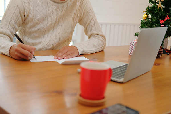 포토 JPG 해외이미지 나무 라이프스타일 손 남자 종이 문화 크리스마스 겨울 비즈니스 탁자 휴가 봉투 새로움 새해 실내 선물 한명 사람 성인 목재 장식 빨간색 컴퓨터 상자 사무실 펜 쪽지 공백 축하 기록 인사 신용카드 예측 12월 편지 연도 스웨터 크림 책상 주기 소원 해외202310 해외포토 식물 1 계절 기념일 컬러 가구 컨셉 상의 재료 모션 내부 생활 신체부위 금융 전자제품 필기구 예절 날짜 파일형식