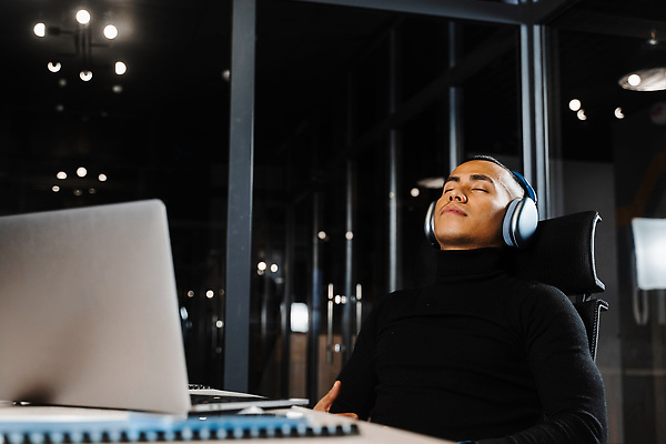 포토 JPG 해외이미지 직업 남자 컨셉 비즈니스 휴식 노동자 스트레스 직장 피곤 한명 사람 앉기 동양인 성인 노트북 컴퓨터 사무실 시간 잠 업무 작업 비즈니스맨 종업원 책상 경영자 업무과다 야근 부족 거짓말 단절 해외202310 해외포토 1 가구 회사 모션 인종 전자제품 직장인 리더 파일형식