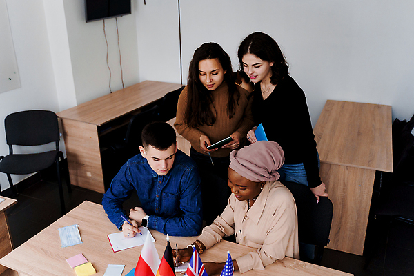 포토 JPG 해외이미지 직업 학생 영어 교육 남자 통신 교실 학교 수업 영국 함께함 실내 말하기 대화 설명 미소 사람 여러명 성인 책 스터디 독서 교사 업무 가르침 강의 대학교 해외202310 해외포토 문자 유럽 다수 컨셉 모션 표정 내부 학습 작업 파일형식