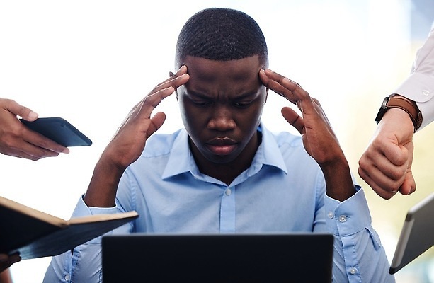 포토 JPG 해외이미지 손 남자 흑인 스트레스 피곤 한명 들기 상반신 성인 앞모습 신체부위 스마트폰 사무실 다이어리 주먹 비즈니스맨 고민 주기 업무과다 성인남자한명만 해외202310 해외포토 서양인 1 감정 뷰포인트 컨셉 비즈니스 모션 사람 핸드폰 스마트기기 사무용품 업무 직장인 남자한명만 성인남자만 파일형식