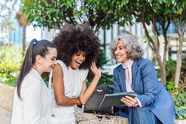 포토 JPG 해외이미지 나무 직업 라이프스타일 응시 여자 흑인 비즈니스 사업가 갈색머리 함께함 웃음 앉기 인종 정장 여러명 성인 파란색 사무실 알약 여행가방 검은색 재킷 회색 만남 흰색 잡기 업무 비즈니스우먼 자신감 손목시계 동료 쇼 포니테일 부스 정중 해외202310 해외포토 서양인 식물 헤어스타일 시선 옷 감정 시계 컬러 다수 컨셉 가방 장신구 관계 모션 표정 사람 생활 약 외투 작업 직장인 파일형식