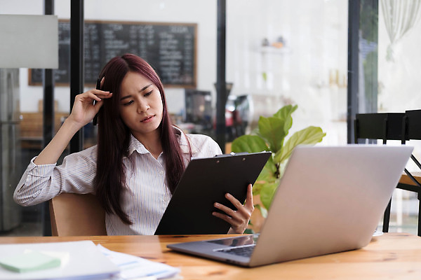 포토 JPG 해외이미지 안경 얼굴 회사 비즈니스 노동자 스트레스 직장 피곤 한명 앉기 동양인 금융 노트북 사무실 고통 계산기 업무 비즈니스우먼 좌절 종업원 책상 분석 고민 문서 두통 업무과다 문제 경영 심각 트러블 회계사 해외202310 해외포토 직업 1 잡화 여자 감정 가구 컨셉 모션 문구용품 사람 인종 신체부위 경제 전자제품 장비 작업 직장인 질병 파일형식