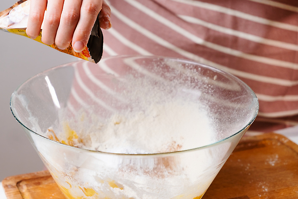 포토 JPG 해외이미지 손 계절 여자 음식 빵 재료 모션 요리 사람없음 목재 케이크 주방 요리사 검은색 식사 어둠 빵집 신선 사발 붓기 맛 가루 밀 굽기 준비 날것 반죽 만들기 밀가루 레시피 버터 성분 목판 방법 섞기 제빵사 페스츄리 핸드메이드 해외202310 해외포토 나무 직업 컬러 컨셉 디저트 곡류 사람 신체부위 상점 사기그릇 구이 파일형식