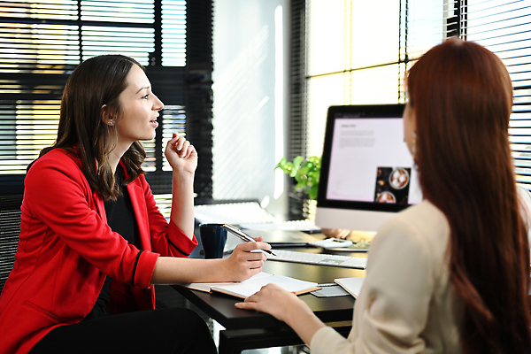포토 JPG 해외이미지 여자 창문 앉기 상반신 성인 두명 옆모습 컵 사무실 펜 모니터 공책 블라인드 비즈니스우먼 스마트 책상 성인여자만 해외202310 해외포토 식기 뷰포인트 가구 컨셉 비즈니스 모션 문구용품 사람 컴퓨터 필기구 커튼 직장인 여자만 성인만 파일형식