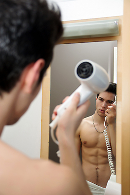 포토 JPG 해외이미지 백인 헤어스타일 남자 근육 건조 탈의 건강 한명 사람 성인 뷰티 반사 파티 유행 거울 흰색 잡기 뜨거움 드라이어 근육질 몸단장 돌봄 스타일링 타격 혼자 스타일 해외202310 해외포토 서양인 1 컬러 모션 이벤트 미용용품 몸매 파일형식