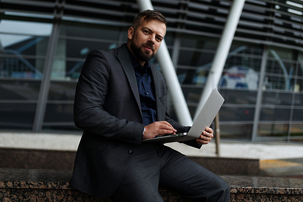 포토 JPG 해외이미지 직업 남자 행복 비즈니스 CEO 사업가 성공 한명 미소 사람 정장 야외 건물 사무실 도시 업무 비즈니스맨 중개인 경영자 경영 부동산중개인 해외202310 해외포토 1 건축물 옷 감정 컨셉 부동산 표정 작업 직장인 리더 파일형식