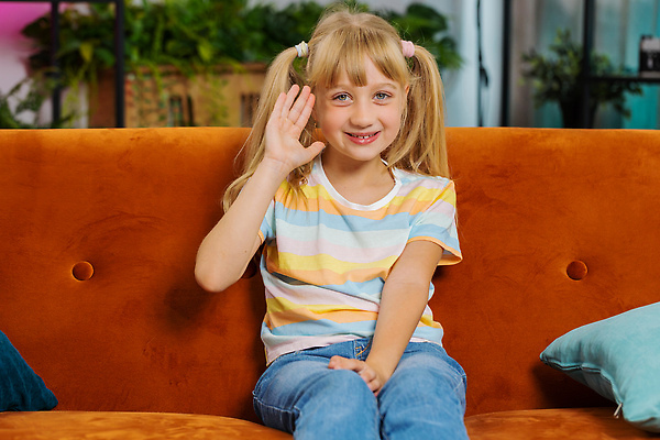 포토 JPG 해외이미지 직업 라이프스타일 여학생 여자 교육 딸 행복 물결 어린이 아파트 주택 관리 이야기 대화 한명 미소 웃음 앉기 10대 노트북 소파 기쁨 인사 연결 흥분 긍정 초대 경례 환영 안녕 블로거 소셜미디어 의사소통 화상통화 1인미디어 해외202310 해외포토 1 학생 감정 컨셉 의자 가족 모션 청소년 표정 말하기 사람 건물 생활 전자제품 예절 방송 통화 파일형식