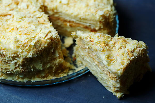 포토 JPG 해외이미지 전통 접시 음식 조각 백그라운드 재료 부분 휴가 디저트 건강 사람없음 목재 장식 뷰티 갈색 케이크 초콜릿 식사 빵집 흰색 시골 축하 신선 생일 우아함 달콤 맛 아침식사 설탕 굽기 먹기 크림 정사각형 퍼프 층 프랑스어 점심식사 나폴레옹 커스터드 페스츄리 핸드메이드 맛있는 해외202310 해외포토 도형 나무 문자 식기 기념일 빵 컬러 컨셉 모션 상점 구이 파일형식