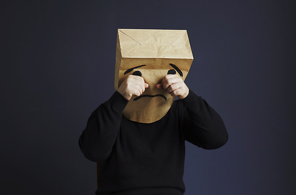 포토 JPG 해외이미지 남자 얼굴 표정 한명 상반신 성인 앞모습 종이봉투 주먹 슬픔 가림 눈물 성인남자한명만 해외202310 해외포토 1 감정 뷰포인트 모션 봉투 사람 신체부위 남자한명만 성인남자만 파일형식