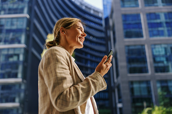 포토 JPG 해외이미지 직업 라이프스타일 응시 여자 행복 인터넷 비즈니스 사업가 통신 성공 모바일 거리 한명 서기 미소 사람 야외 건물 금융 스마트폰 핸드폰 컴퓨터 사무실 유행 걷기 도시 업무 작업 자신감 우아함 연결 결심 대표 종업원 스마트 투자 바쁨 심각 해외202310 해외포토 1 건축물 시선 감정 컨셉 모션 표정 생활 경제 전자제품 스마트기기 파일형식