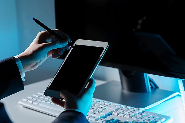 포토 JPG 해외이미지 백인 직업 손 남자 인터넷 비즈니스 통신 손가락 탁자 성공 커뮤니케이션 무선통신 실내 창조 한명 성인 사람없음 파란색 노트북 스마트폰 핸드폰 컴퓨터 사무실 펜 모니터 자료 장비 터치 타이핑 키보드 잡기 작업 비즈니스맨 비즈니스우먼 작업장 이메일 전문직 연결 전화기 책상 터치스크린 해외202310 해외포토 서양인 1 여자 산업 컬러 가구 컨셉 모션 사람 내부 신체부위 전자제품 스마트기기 필기구 직장인 파일형식