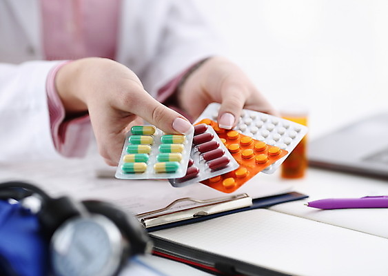 포토 JPG 해외이미지 무료이미지 여자 건강 병원 한명 상반신 성인 치료 알약 약 의사 잡기 처방 약사 성인여자한명만 해외202310 해외포토 1 의학 모션 사람 의료진 여자한명만 성인여자만 파일형식 무료콘텐츠