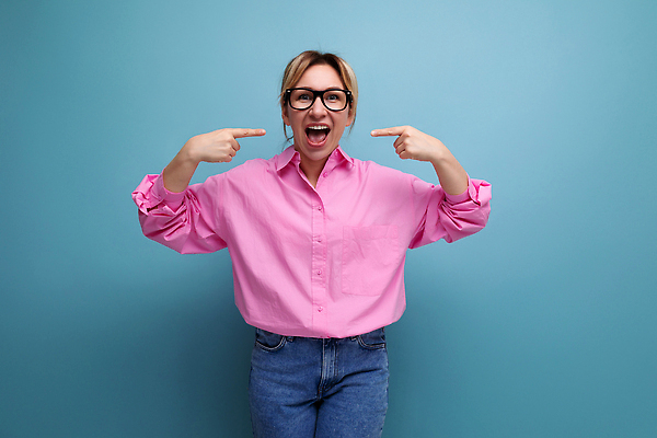 포토 JPG 해외이미지 백인 직업 여자 행복 유럽 분홍색 백그라운드 셔츠 회사 비즈니스 CEO 사업가 성공 실내 한명 서기 미소 정장 금발 사무실 뷰티 백발 흰색 비즈니스우먼 자신감 종업원 중개인 경영자 블라우스 포니테일 경영 고립 마케팅 카피스페이스 해외202310 해외포토 서양인 1 헤어스타일 옷 감정 나라 컬러 컨셉 상의 모션 표정 사람 내부 공백 직장인 리더 파일형식