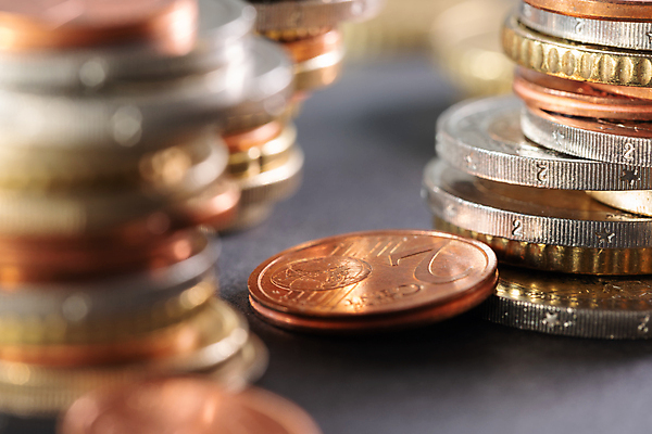 포토 JPG 해외이미지 무료이미지 돈 근접촬영 사람없음 아웃포커스 금융 쌓기 동전 유로 소프트포커스 동전탑 해외202310 해외포토 뷰포인트 모션 촬영기법 경제 재산 파일형식