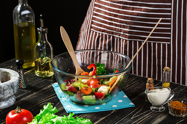 포토 JPG 해외이미지 남자 토마토 파프리카 건강 요리 한명 사람 성인 앞치마 샐러드 하반신 신선 양상추 올리브오일 절구 유리그릇 강판 나무주걱 섞기 성인남자한명만 해외202310 해외포토 1 그릇 음식 채소 유리 목재 도구 기름_음식 주걱 남자한명만 성인남자만 파일형식