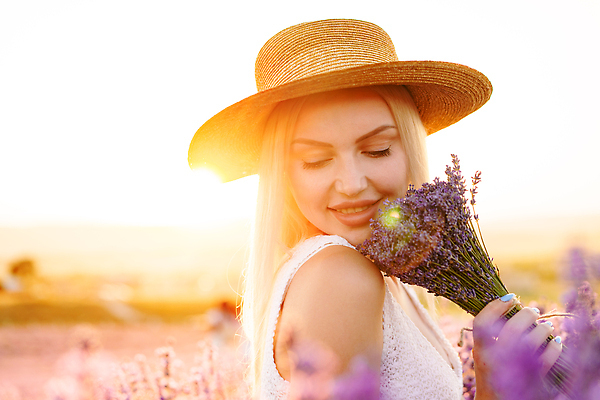 포토 JPG 해외이미지 여자 꽃다발 꽃밭 한명 들기 상반신 성인 야외 금발 햇빛 일몰 밀짚모자 라벤더 프로방스 성인여자한명만 내려보기 해외202310 해외포토 모자_잡화 1 헤어스타일 꽃 모션 사람 태양 노을 허브 여자한명만 성인여자만 파일형식