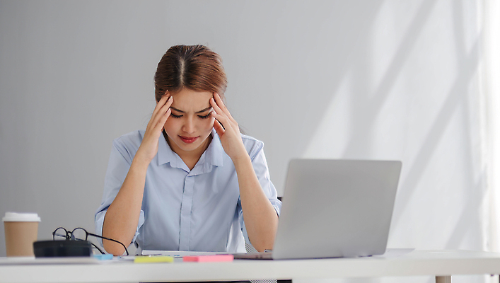 포토 JPG 해외이미지 여자 회사 스트레스 한명 동양인 상반신 성인 앞모습 노트북 사무실 업무 비즈니스우먼 고민 성인여자한명만 해외202310 해외포토 1 감정 뷰포인트 비즈니스 사람 인종 전자제품 작업 직장인 여자한명만 성인여자만 파일형식