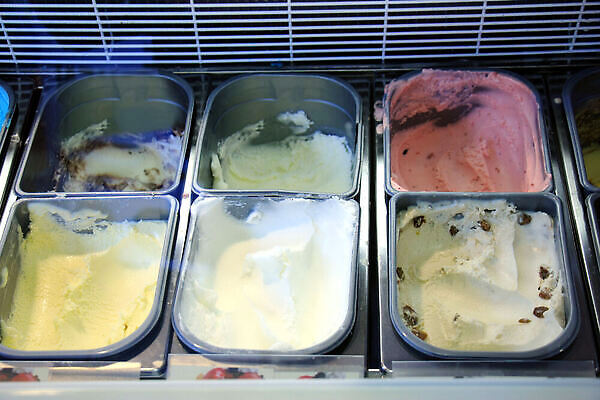 포토 JPG 해외이미지 음식 컬러 아이스크림 디저트 쟁반 사람없음 컵 과자 상점 냉동 얼음 이탈리아 추위 쓰레기통 달콤 상품 계산대 크림 모음 소매 해외202310 해외포토 자연요소 식기 유럽 맛 파일형식