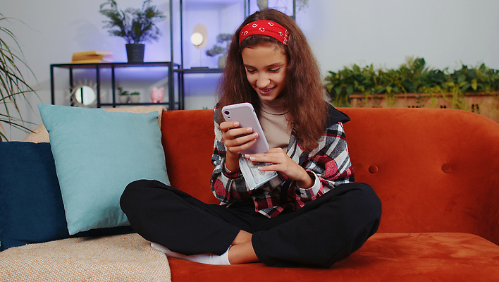 포토 JPG 해외이미지 학생 라이프스타일 헤어스타일 여학생 여자 얼굴 어린이 지폐 돈 인터넷 성공 주택 한명 10대 금융 스마트폰 핸드폰 달러 잡기 우승 쇼 온라인쇼핑 대출 고립 복권 수입 승자 예산 잭팟 챔피언 해외202310 해외포토 1 컨셉 모션 청소년 사람 건물 생활 신체부위 경제 전자제품 스마트기기 쇼핑 최고 재산 온라인 파일형식