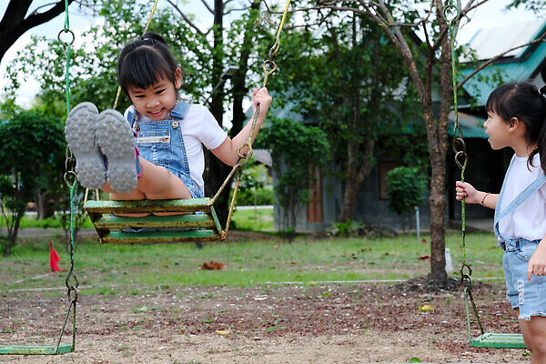 포토 JPG 해외이미지 라이프스타일 공원 여자 교육 딸 행복 어린이 백그라운드 학교 자연 놀이 휴가 휴식 건강 미소 사람 동양인 야외 두명 여름 친구 운동 정원 맑음 유치원 기쁨 감각 놀이터 그네 형제 내추럴 개발 해외202310 해외포토 계절 공공시설 남자 감정 컨셉 가족 관계 날씨 표정 인종 생활 생태계 파일형식