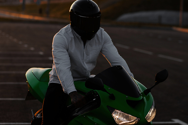 포토 JPG 해외이미지 남자 도로 스포츠 하늘 한명 안전 앉기 취미 야외 빛 햇빛 유행 황혼 일몰 새벽 자유 오토바이 도시 보호 저녁 소프트포커스 헬멧 시원함 주차 아스팔트 제비 바이크레이서 스타일 해외202310 해외포토 자연요소 1 길 컨셉 교통시설 모션 조류 촬영기법 사람 태양 노을 바이크 야간 보호장비 파일형식