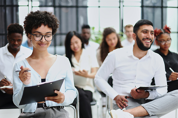 포토 JPG 해외이미지 손 여자 남자 비즈니스 사업가 회의 미소 사람 앉기 여러명 사무실 뷰티 기록 업무 비즈니스맨 비즈니스우먼 전문직 계획 토론 종업원 동료 교과서 약속 화이트보드 창업 관심 세미나 해외202310 해외포토 직업 다수 컨셉 관계 모션 교재 표정 신체부위 작업 직장인 자영업 파일형식