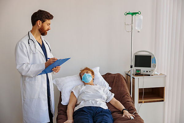 포토 JPG 해외이미지 직업 여자 행복 유니폼 청진기 건강 병원 실험 관리 한명 미소 앉기 성인 치료 사무실 약 펜 시험 환자 의사 코트 흰색 기록 질병 토론 책상 컨설턴트 상담 방문 돌봄 서류판 치료사 헬프 해외202310 해외포토 1 옷 교육 감정 컬러 가구 비즈니스 의학 의료기기 모션 표정 사람 필기구 사무용품 외투 의료진 도움 전문직 파일형식