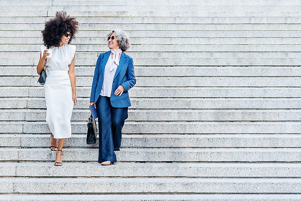 포토 JPG 해외이미지 직업 라이프스타일 응시 드레스 백그라운드 가방 회사 비즈니스 사업가 주택 갈색머리 함께함 성인 야외 두명 일상 가로 파란색 선글라스 계단 검은색 목도리 산책 재킷 회색 흰색 업무 주름 종업원 동료 경영자 부스 경영 화강암 카피스페이스 해외202310 해외포토 헤어스타일 시선 잡화 옷 안경 컬러 컨셉 관계 휴식 사람 건물 라이프 생활 공백 외투 암석 작업 리더 파일형식