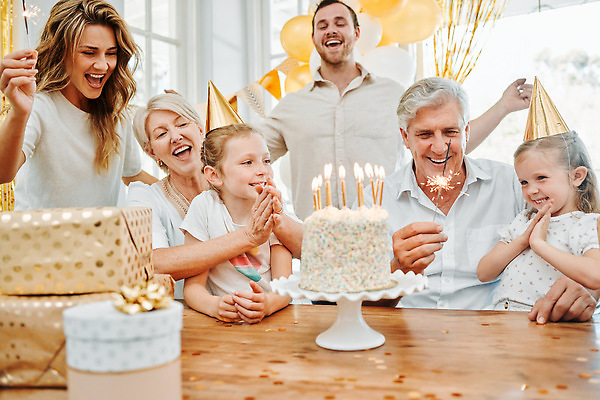 포토 JPG 해외이미지 여자 노년 남자 행복 어린이 촛불 가족 안기 폭죽 여러명 상반신 성인 선물상자 케이크 생일파티 즐거움 풍선 해외202310 해외포토 감정 다수 초 관계 모션 디저트 선물 사람 상자 생일 파일형식