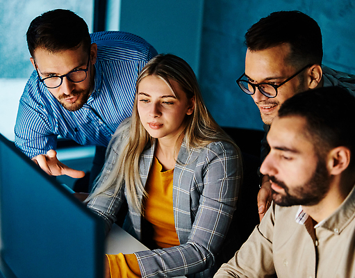포토 JPG 해외이미지 여자 교육 인터넷 비즈니스 사업가 통신 협력 아이디어 직장 함께함 여러명 성인 빛 컴퓨터 사무실 모니터 공책 어둠 흰색 업무 작업 비즈니스맨 비즈니스우먼 네트워크 발표 그룹 야간 저녁 책상 동료 야근 온라인 마감 프로젝트 브레인스토밍 해외202310 해외포토 자연요소 직업 남자 컬러 가구 다수 컨셉 회사 관계 문구용품 사람 전자제품 직장인 파일형식