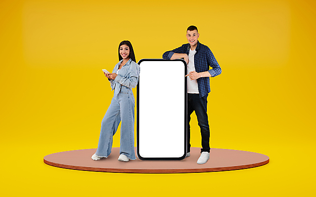 포토 JPG 해외이미지 전신 여자 남자 백그라운드 서기 성인 두명 스마트폰 노란색 스크린 기댐 가리킴 목업 성인만 카피스페이스 해외포토 컬러 모션 사람 손짓 핸드폰 스마트기기 공백 파일형식