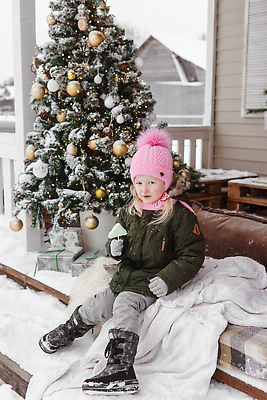 포토 JPG 해외이미지 나무 모자 옷 계절 어린이 장갑 크리스마스 겨울 창문 휴가 전등 주택 선물 한명 앉기 소녀 장식 선물상자 상자 크리스마스트리 목도리 흰색 장작 서리 가문비나무 해외202310 해외포토 식물 1 잡화 여자 기념일 컬러 모션 조명 사람 건물 파일형식