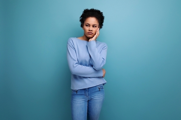 포토 JPG 해외이미지 모델 여자 얼굴 백그라운드 갈색머리 실내 한명 20대 성인 30대 빛 귀여움 검은색 흰색 웨이브 고립 파스텔톤 스타일 카피스페이스 해외202310 해외포토 1 헤어스타일 컬러 컨셉 사람 청년 내부 신체부위 장년 공백 파일형식